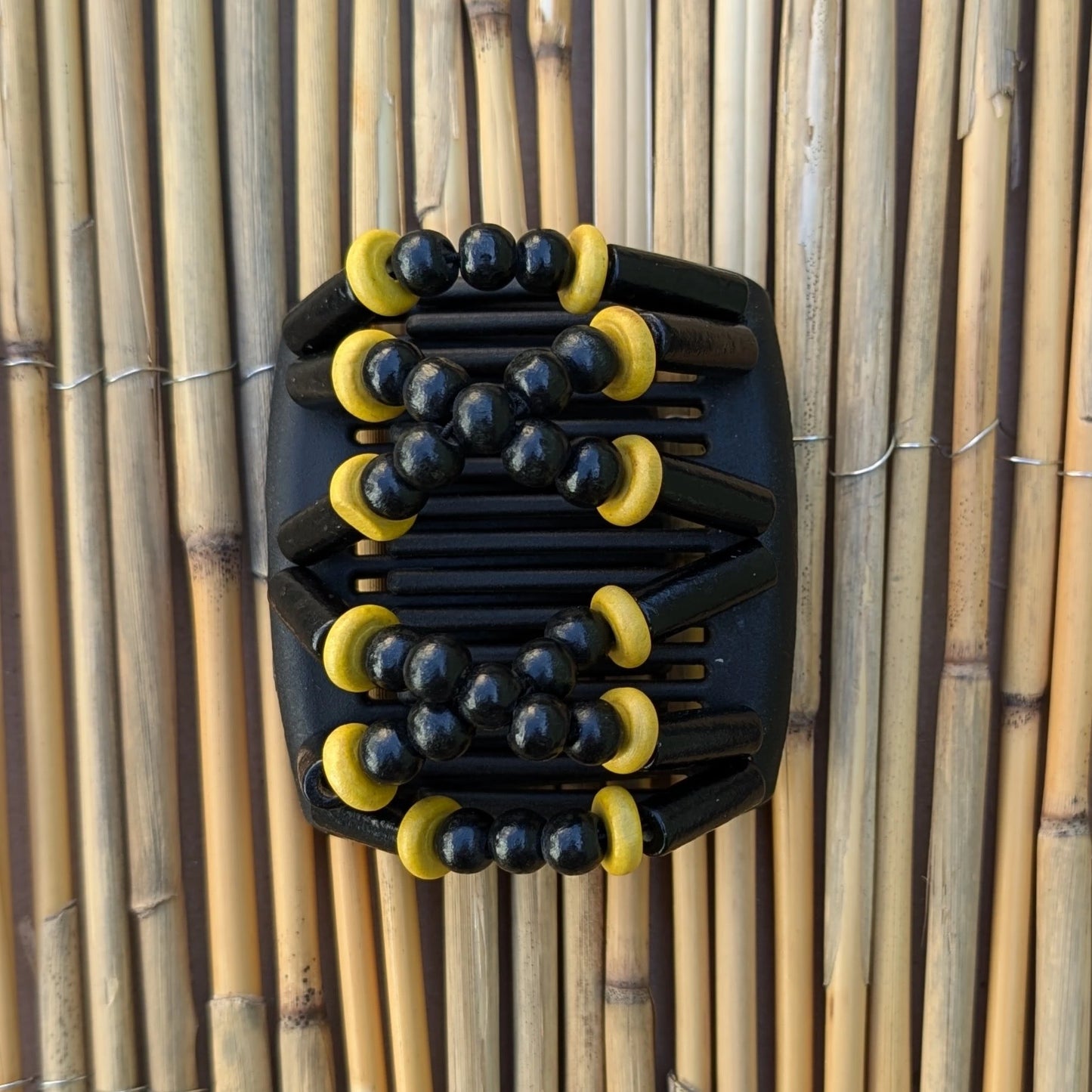 Chameleon "Beada " mit schwarz-gelben Holzperlen schwarz