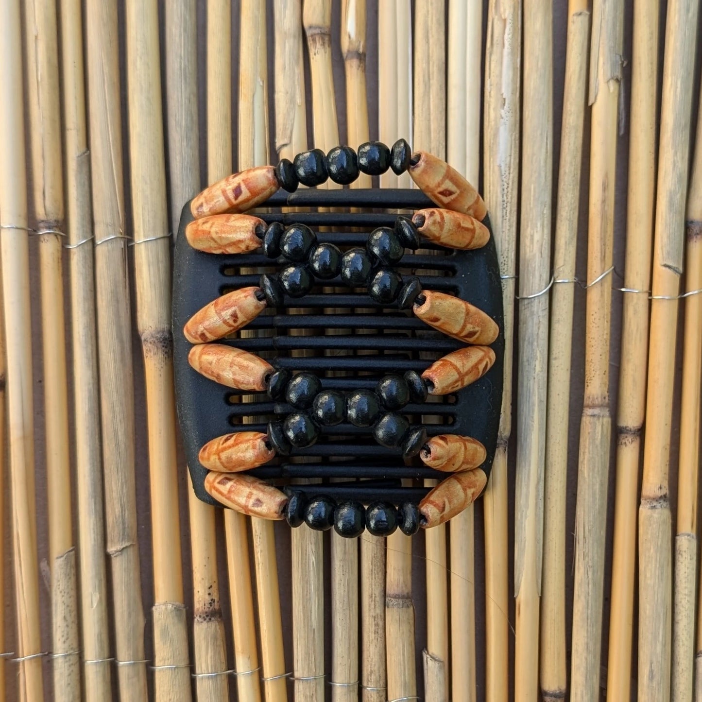 Chameleon "Beada " mit schwarz-rötlichen Holzperlen schwarz