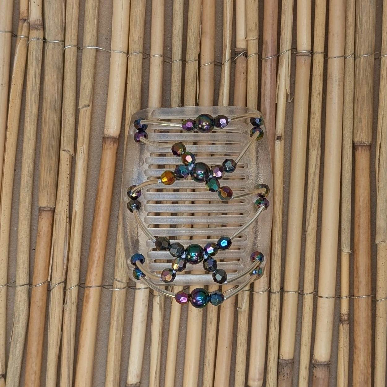 Durchsichtiger mittelgroßer African Butterfly Haarkamm mit bunt schimmernden Kunstperlen mit feinen Metallstäben - flexibler Haarschmuck für Hochsteckfrisuren.