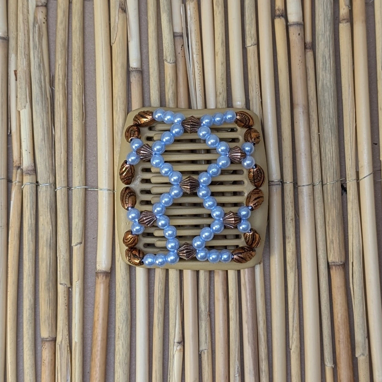 Chameleon "Ndalena" mit bronze-hellblauen Kunstperlen beige