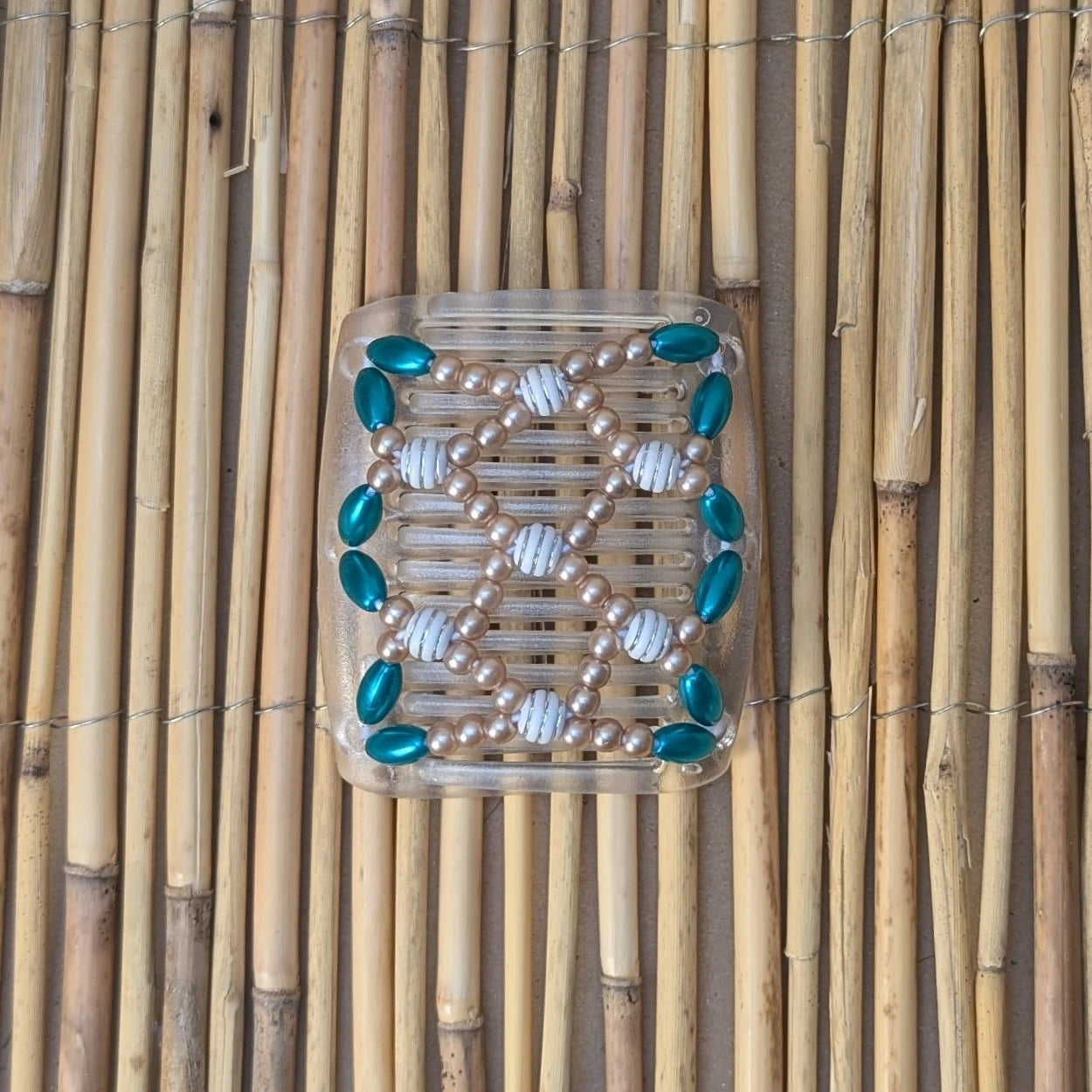 Chameleon "Ndalena" mit grün-hellbraunen Kunstperlen durchsichtig