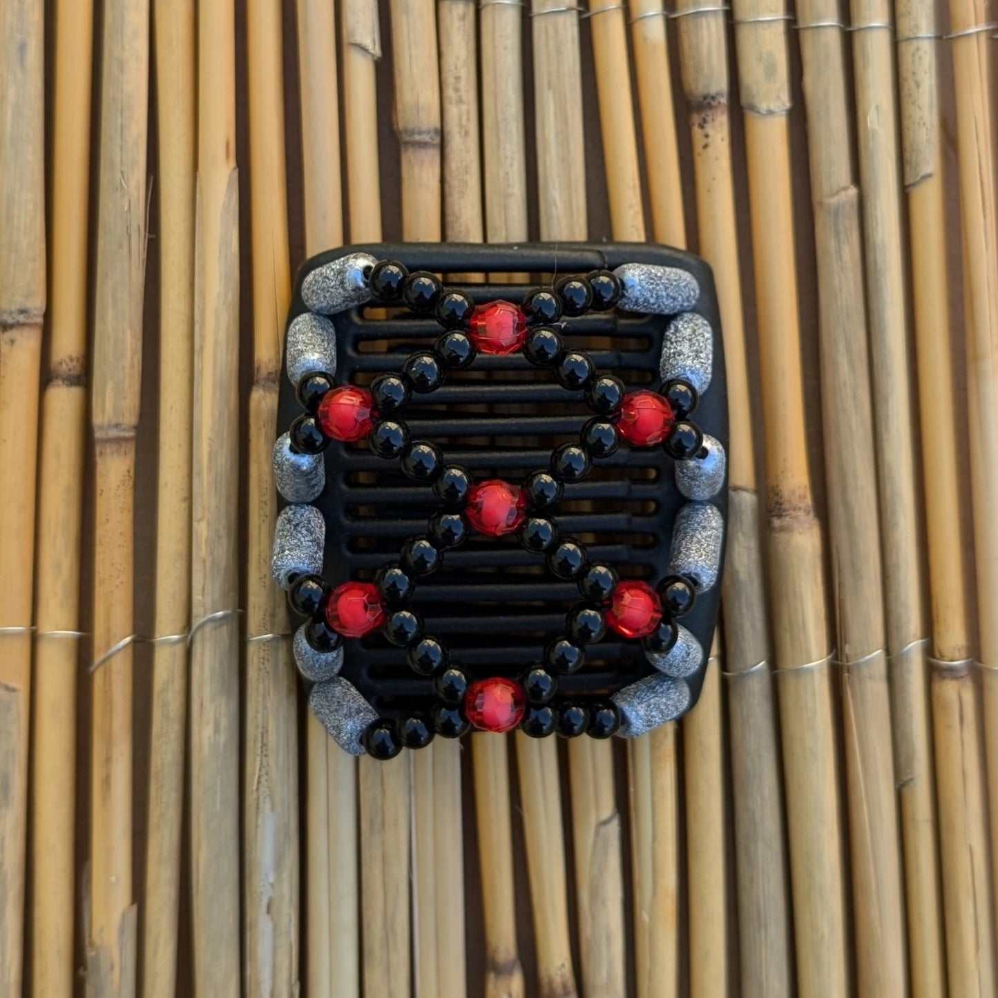 Chameleon "Ndalena" mit anthrazit-schwarz-roten Kunstperlen schwarz