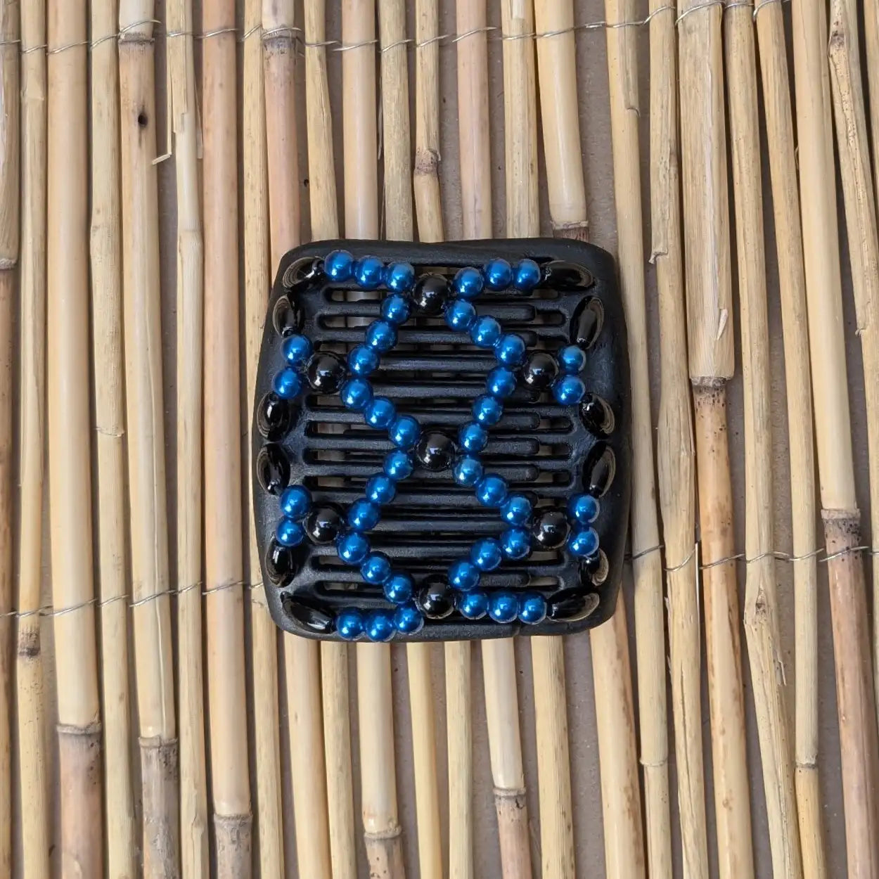 Chameleon "Ndalena" mit blau-schwarzen Kunstperlen schwarz