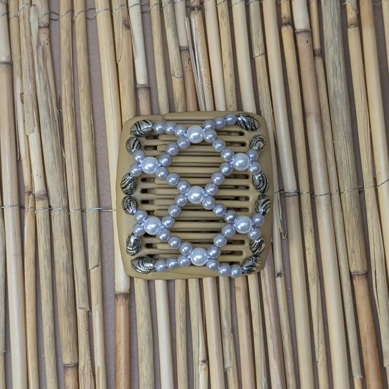 Chameleon "Ndalena" mit silber-hellgrauen Kunstperlen beige