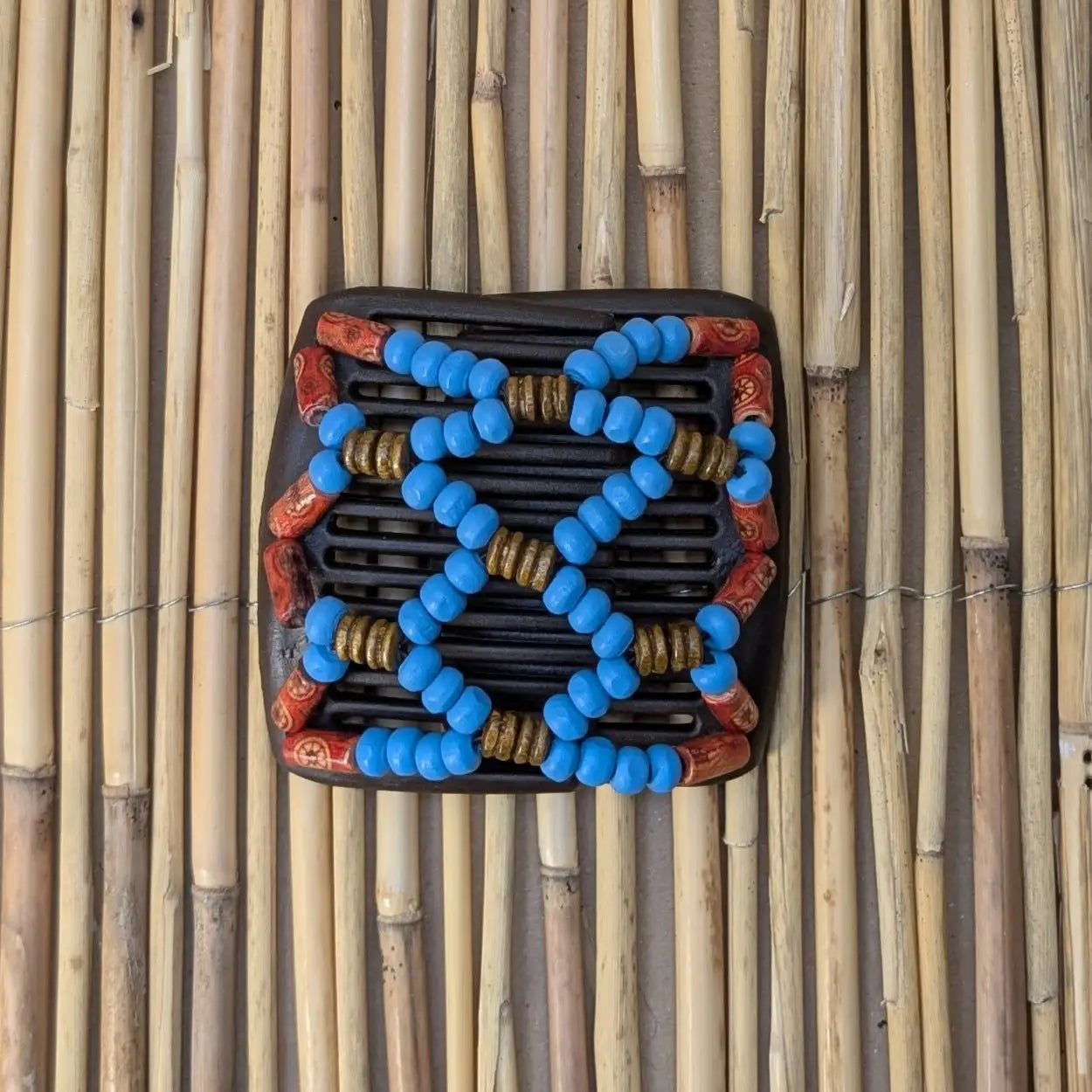 Chameleon "Ndbele" mit rot-hellblauen Holzperlen braun