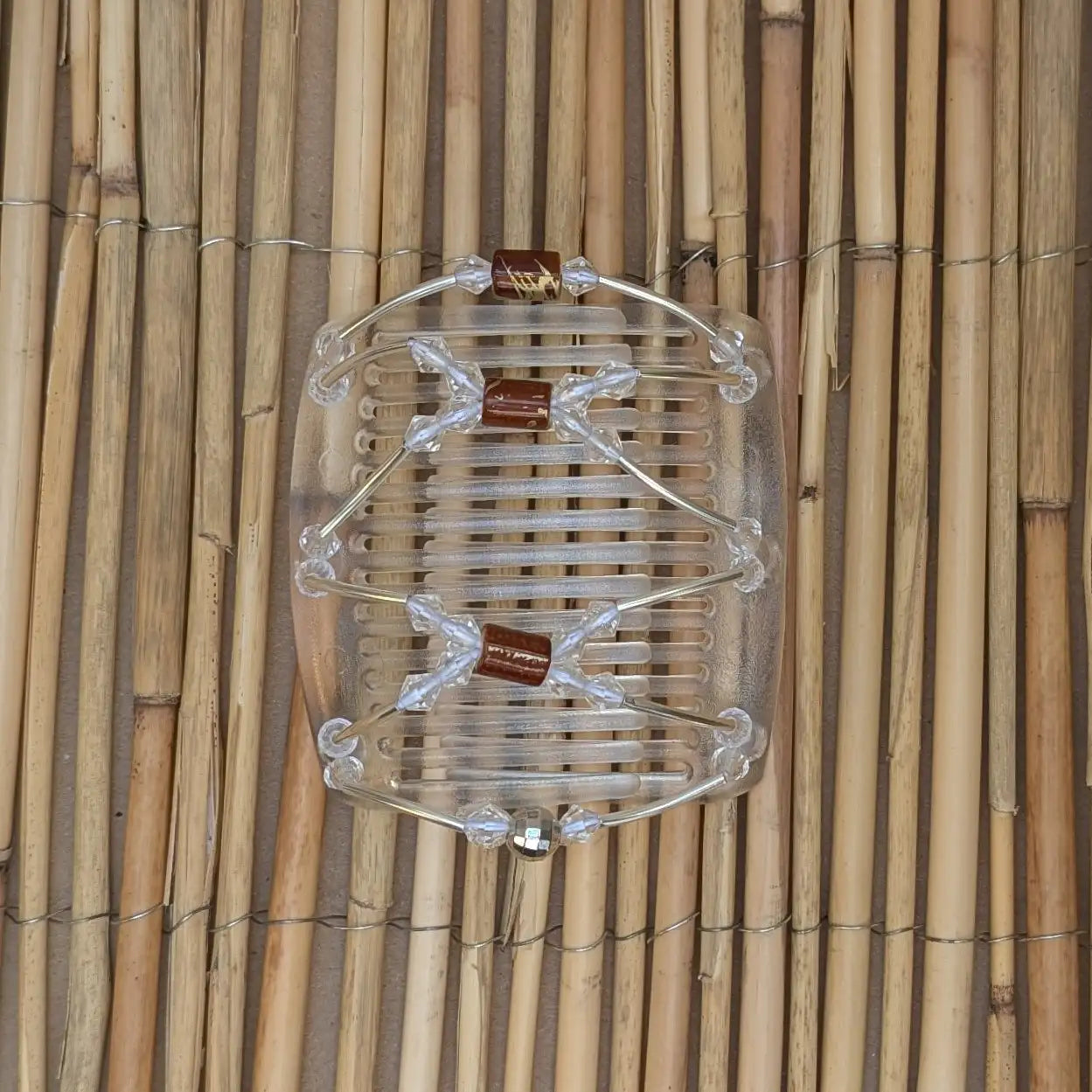 Durchsichtiger mittelgroßer African Butterfly Haarkamm mit klaren und braunen Kunstperlen mit feinen Metallstäben - flexibler Haarschmuck für Hochsteckfrisuren.