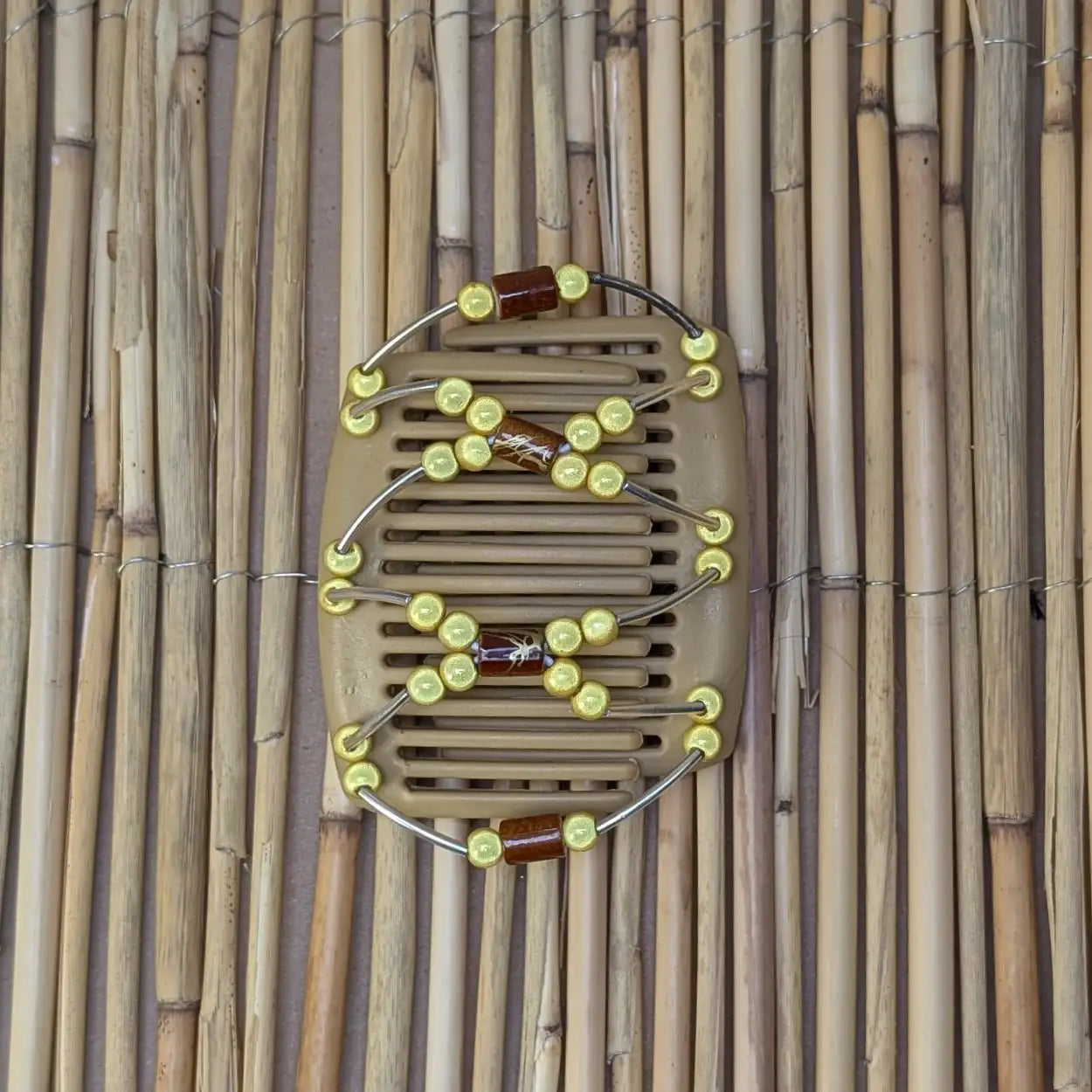 Beiger mittelgroßer African Butterfly Haarkamm mit gelben und braunen Kunstperlen mit feinen Metallstäben - flexibler Haarschmuck für Hochsteckfrisuren.