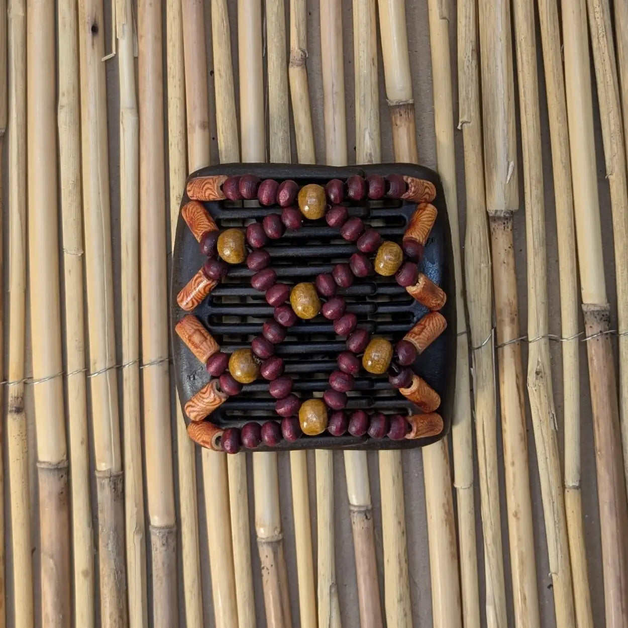 Chameleon "Ndbele" mit rot-braunen Holzperlen braun