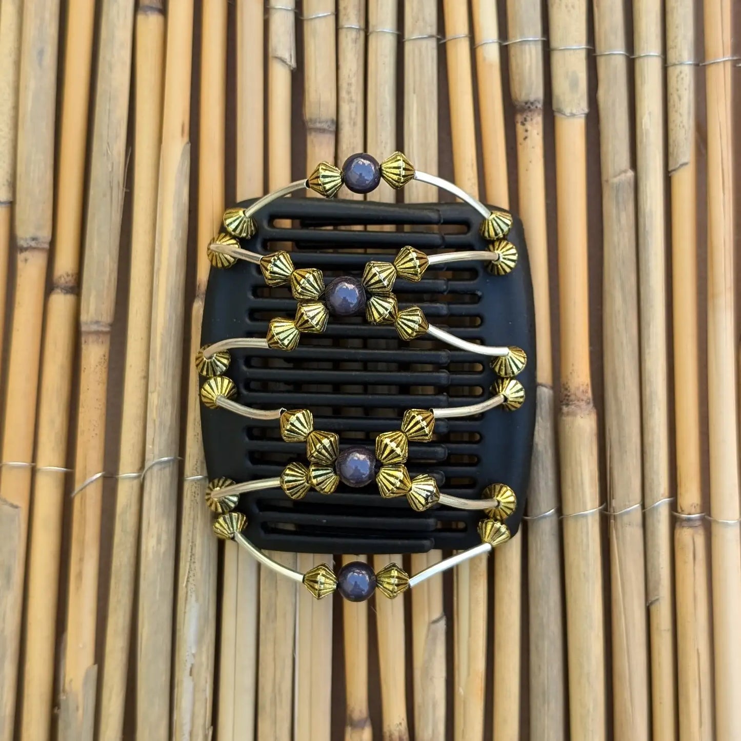 Schwarzer mittelgroßer African Butterfly Haarkamm mit goldenen und anthrazit Kunstperlen mit feinen Metallstäben - flexibler Haarschmuck für Hochsteckfrisuren.