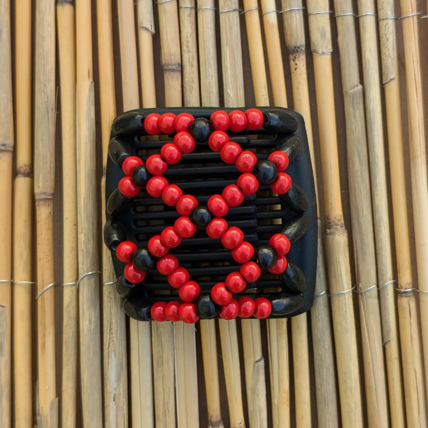 Chameleon "Ndbele" mit schwarz-roten Holzperlen schwarz