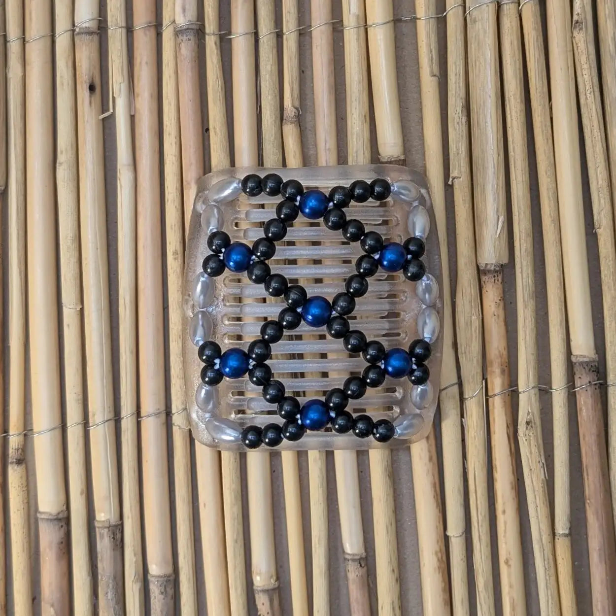 Chameleon "Ndalena" mit schwarz-blauen Kunstperlen durchsichtig