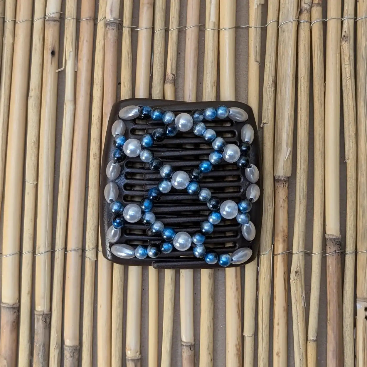 Chameleon "Ndalena" mit blau-weißen Kunstperlen braun