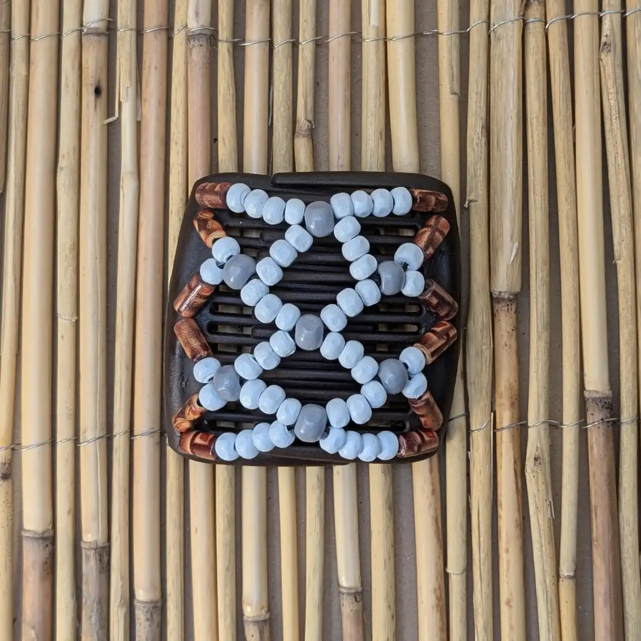 Chameleon "Ndbele" mit rot-weißen Holzperlen braun