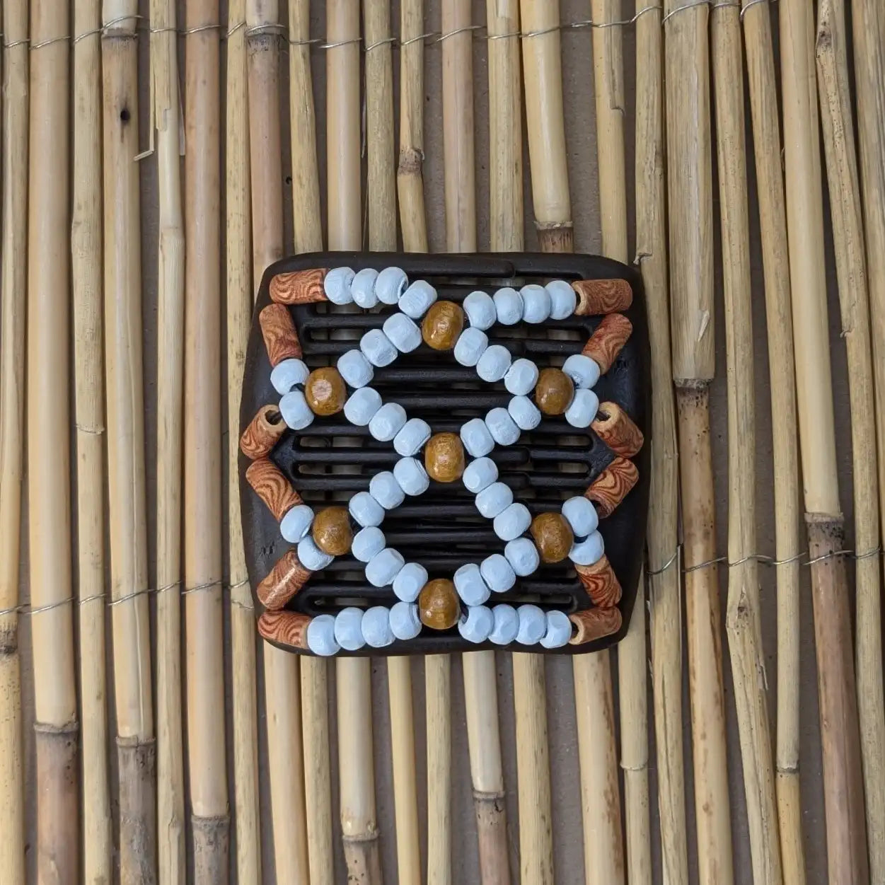 Chameleon "Ndbele" mit rot-weiß-braunen Holzperlen braun