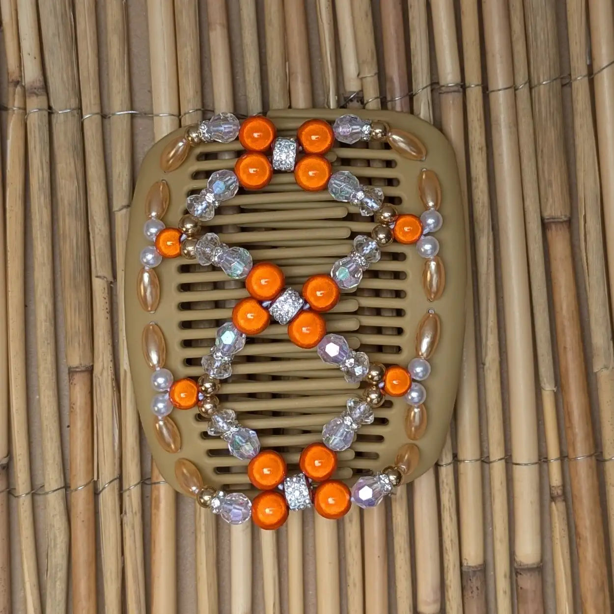 African Butterfly Deluxe "Ndalena" mit weiß-orange Kunstperlen beige