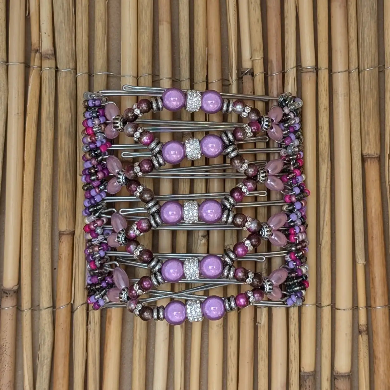 Drahtkamm Deluxe mit fiederfarbenen Kunstperlen und Zähnen