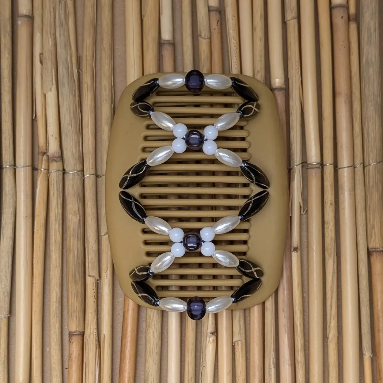 African Butterfly "Dalena" mit schwarz weißen Kunstperlen beige