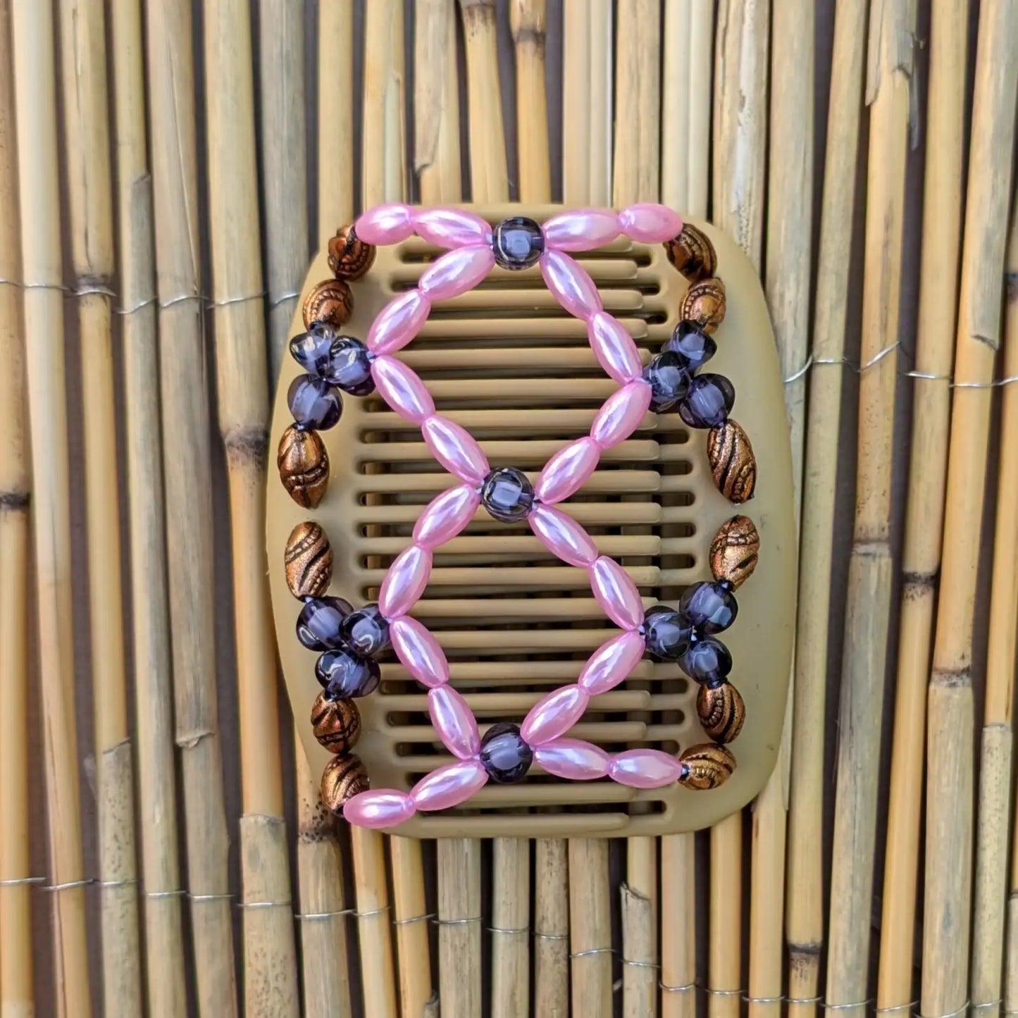 Beiger African Butterfly Haarkamm mit Bronze und rosa Kunstperlen - flexibler Haarschmuck für Hochsteckfrisuren.