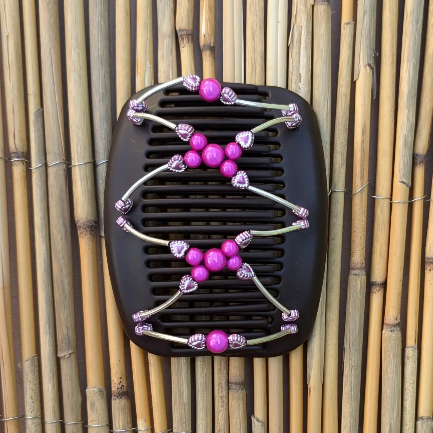 Schwarzer African Butterfly Haarkamm mit herzförmigen rosa und pinken Kunsteperlen mit feinen Metallstäben - flexibler Haarschmuck für Hochsteckfrisuren.