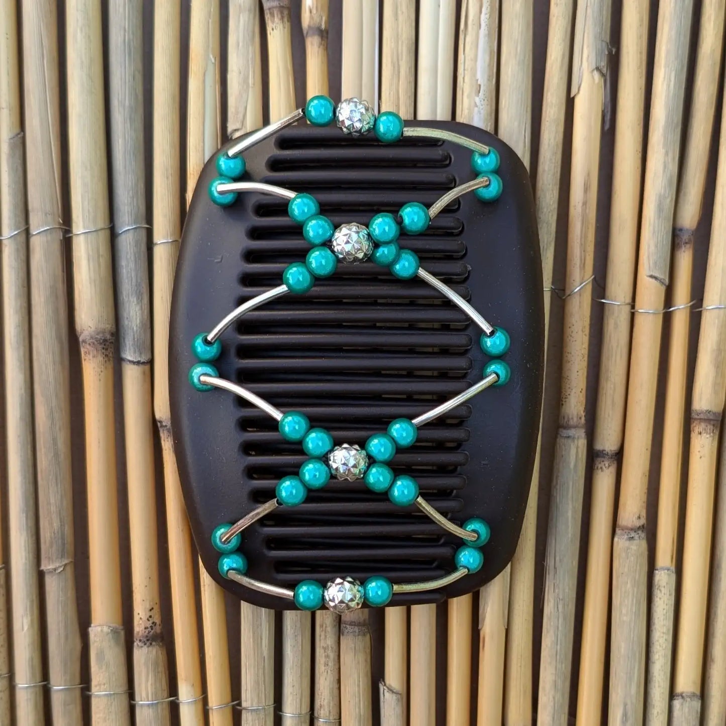 Schwarzer African Butterfly Haarkamm mit petrol und silbernen Kunstperlen mit feinen Metallstäben - flexibler Haarschmuck für Hochsteckfrisuren.