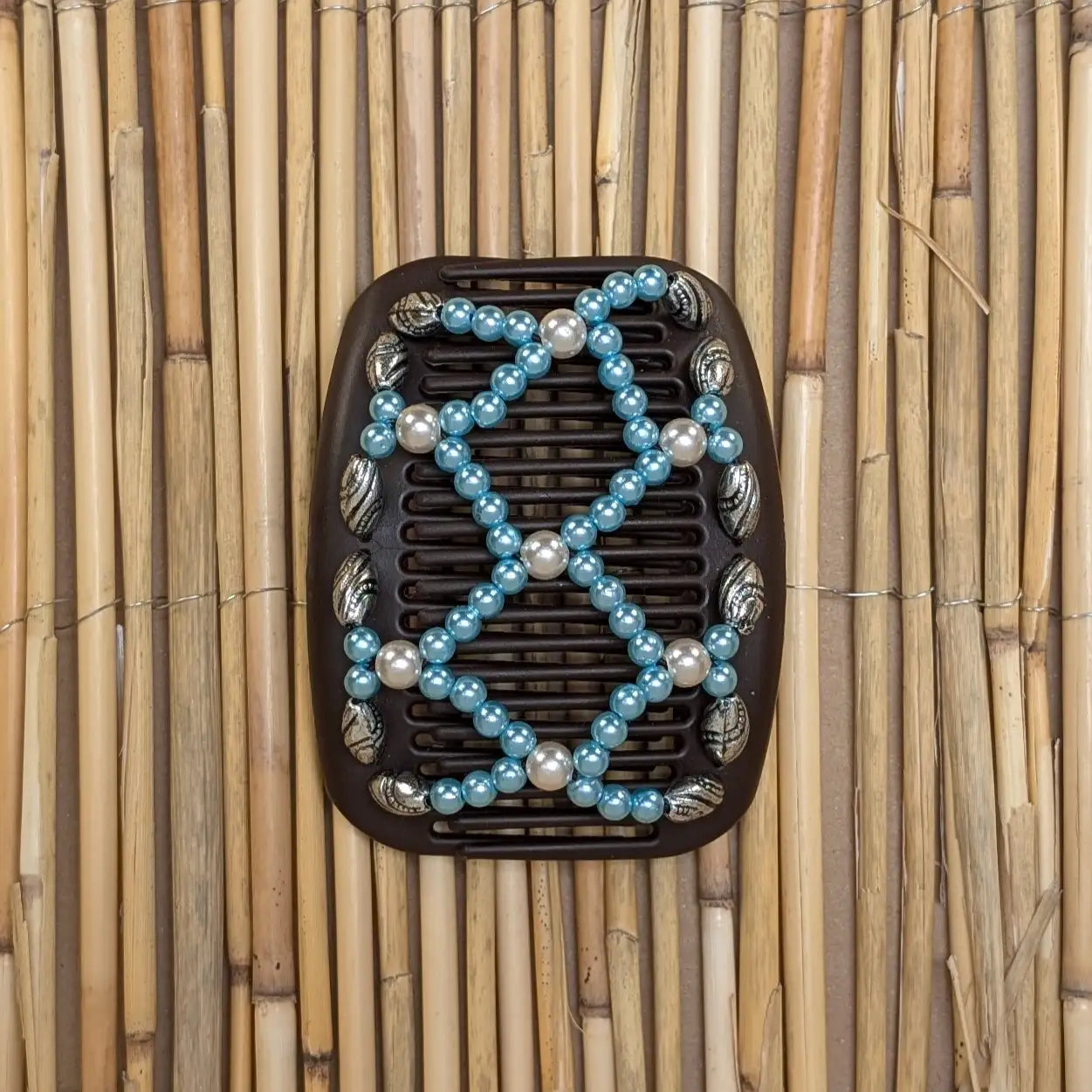 African Butterfly "Ndalena" mit türkisen-weißen Kunstperlen braun