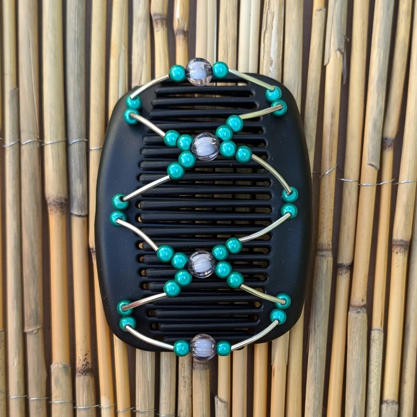 Schwarzer African Butterfly Haarkamm mit grün und grauen Kunstperlen mit feinen Metallstäben - flexibler Haarschmuck für Hochsteckfrisuren.