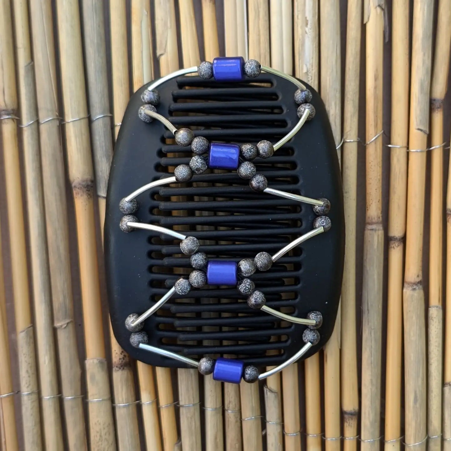 Schwarzer African Butterfly Haarkamm mit anthrazit und blauen Kunstperlen mit feinen Metallstäben - flexibler Haarschmuck für Hochsteckfrisuren.