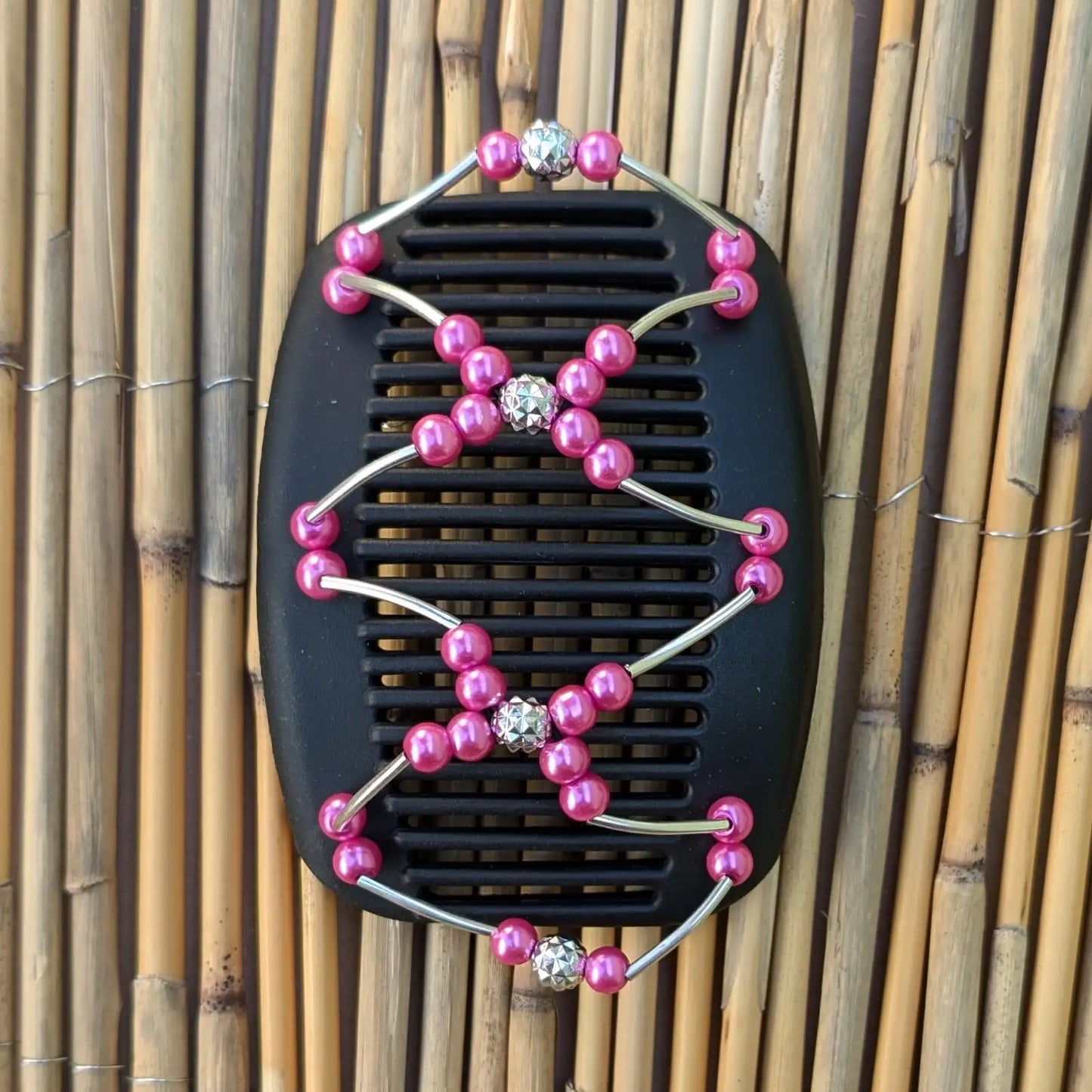 Schwarzer African Butterfly Haarkamm mit pink und silbernen Kunstperlen mit feinen Metallstäben - flexibler Haarschmuck für Hochsteckfrisuren.