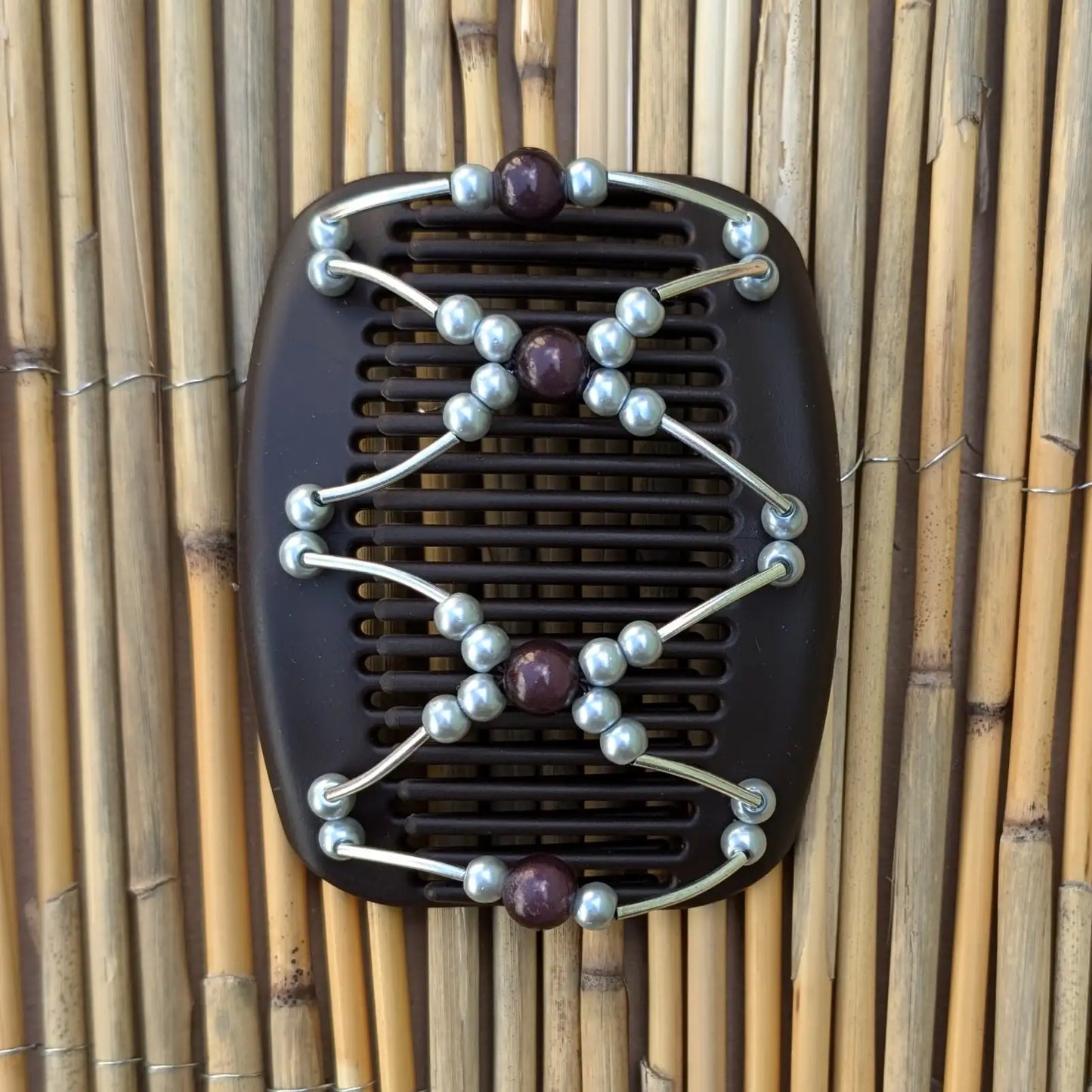 Brauner African Butterfly Haarkamm mit silbernen und braunen Kunstperlen mit feinen Metallstäben - flexibler Haarschmuck für Hochsteckfrisuren.