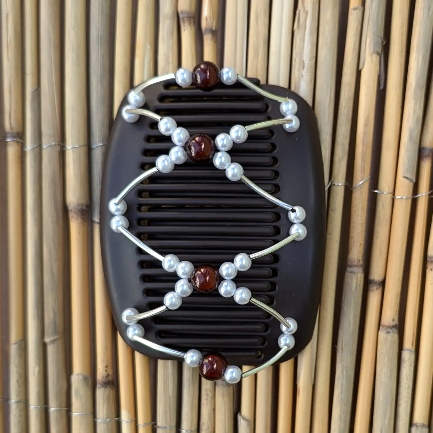 Brauner African Butterfly Haarkamm mit weißen und braunen Kunstperlen mit feinen Metallstäben - flexibler Haarschmuck für Hochsteckfrisuren.