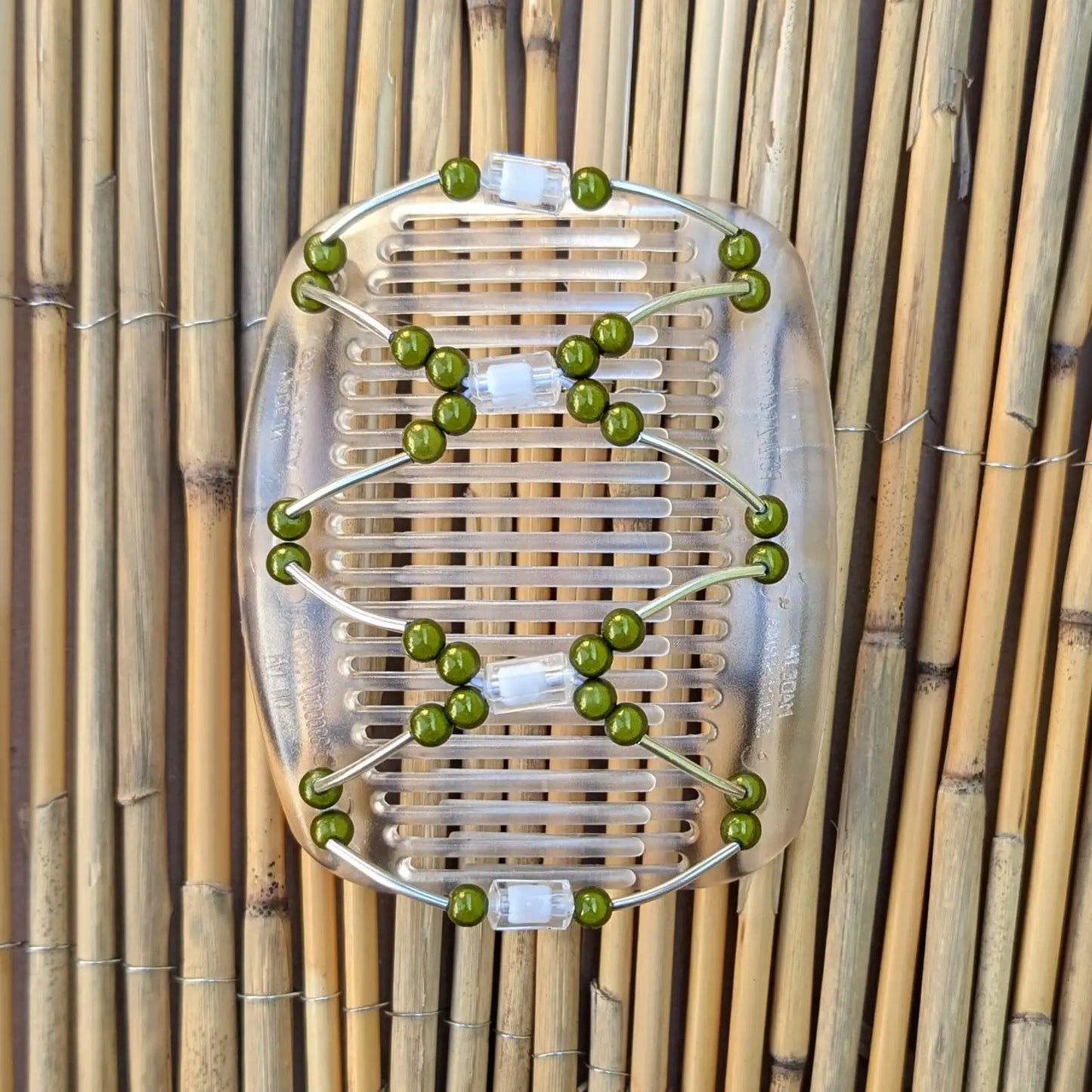 Durchsichtiger African Butterfly Haarkamm mit grünen und klaren Kunstperlen mit feinen Metallstäben - flexibler Haarschmuck für Hochsteckfrisuren.