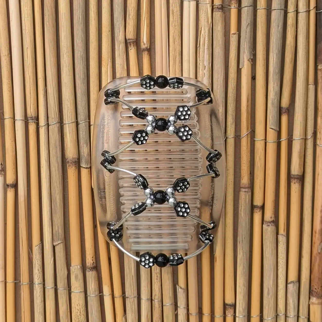 Durchsichtiger African Butterfly Haarkamm mit schwarzen und silbernen Kunstperlen mit feinen Metallstäben - flexibler Haarschmuck für Hochsteckfrisuren.