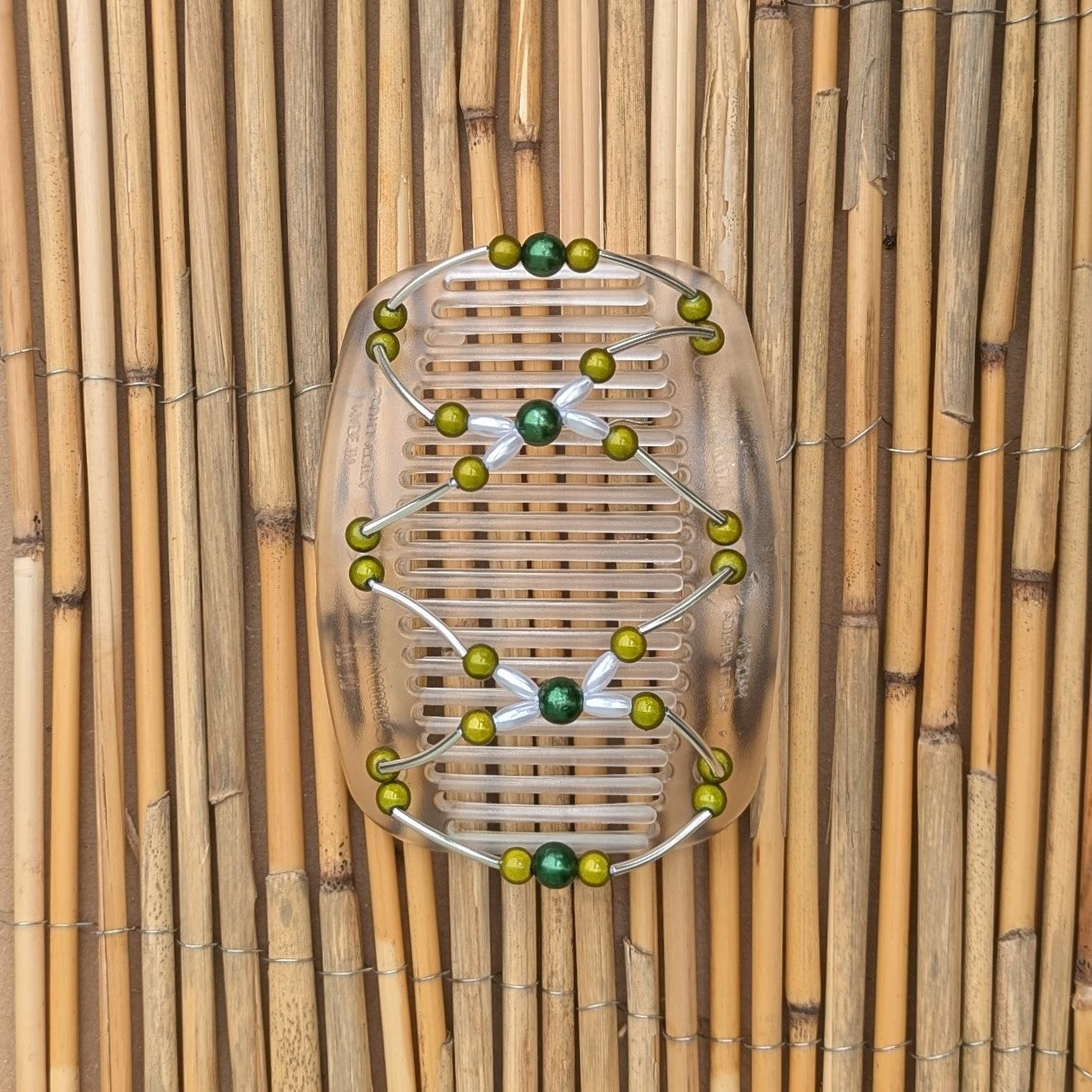African Butterfly "Beada Tube" mit grünen-perlmuttfarbenen Kunstperlen durchsichtig