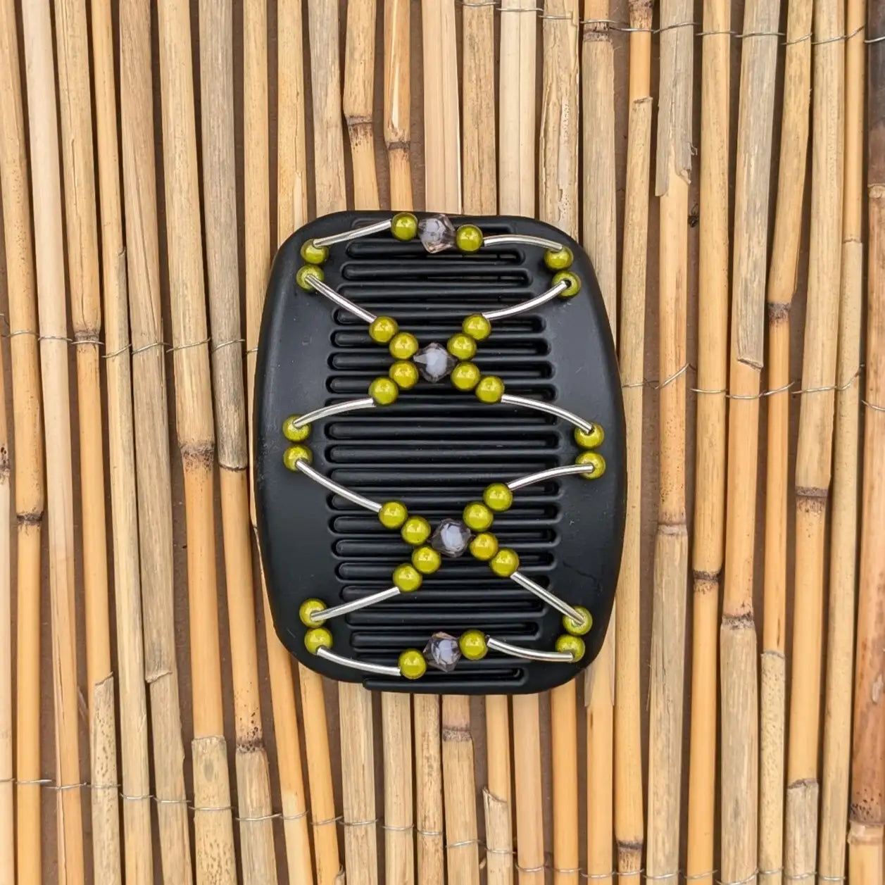 Schwarzer African Butterfly Haarkamm mit rauchgelben und grauen Kunstperlen mit feinen Metallstäben - flexibler Haarschmuck für Hochsteckfrisuren.