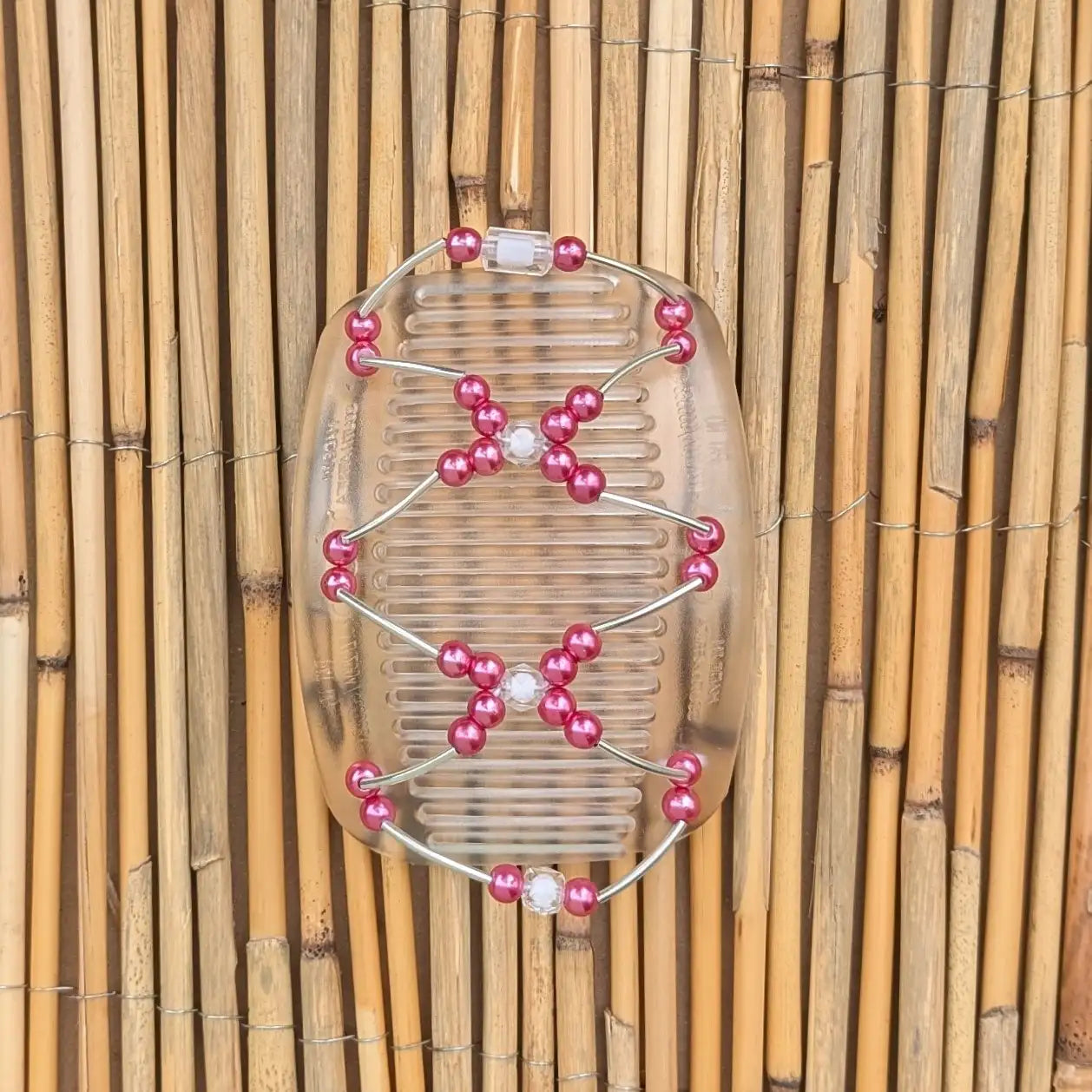 Durchsichtiger African Butterfly Haarkamm mit fuchsia und klaren Kunstperlen mit feinen Metallstäben - flexibler Haarschmuck für Hochsteckfrisuren.