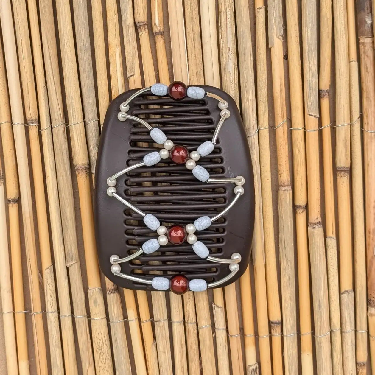 Brauner African Butterfly Haarkamm mit perlmutt und braunen Kunstperlen mit feinen Metallstäben - flexibler Haarschmuck für Hochsteckfrisuren.