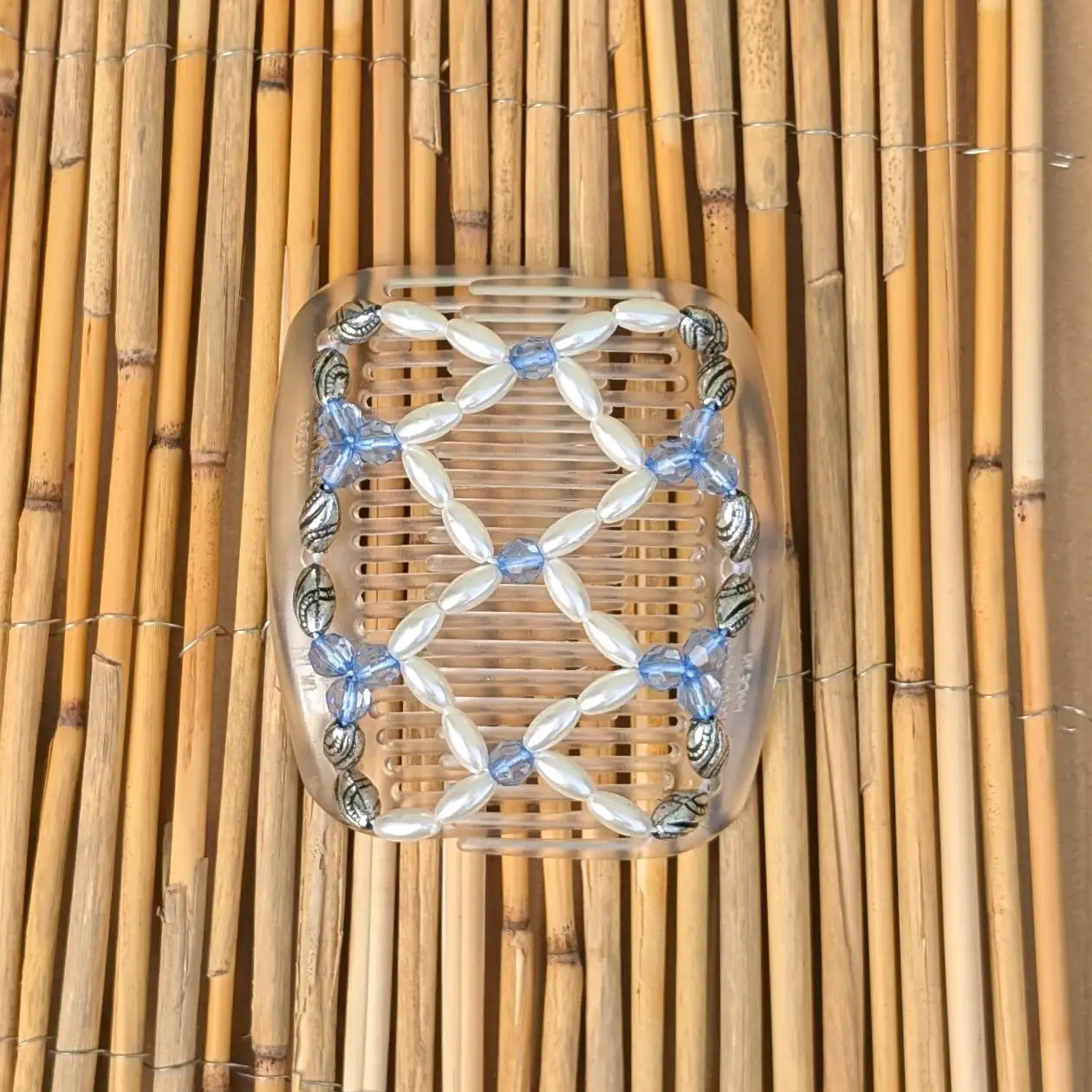 African Butterfly "Ndalena" mit silber-hellblau-weißen Kunstperlen durchsichtig