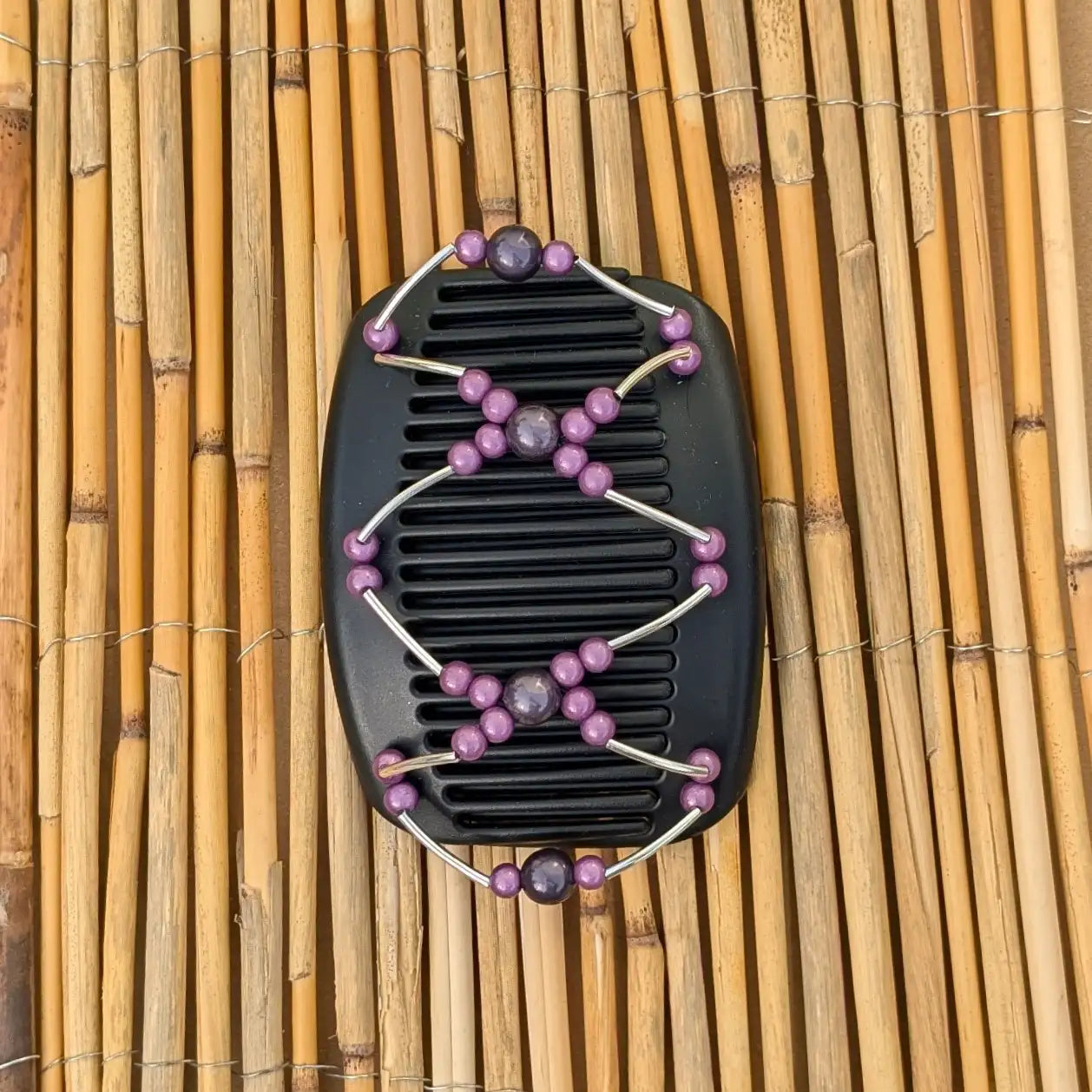 Schwarzer African Butterfly Haarkamm mit lila und anthrazit Kunstperlen mit feinen Metallstäben - flexibler Haarschmuck für Hochsteckfrisuren.