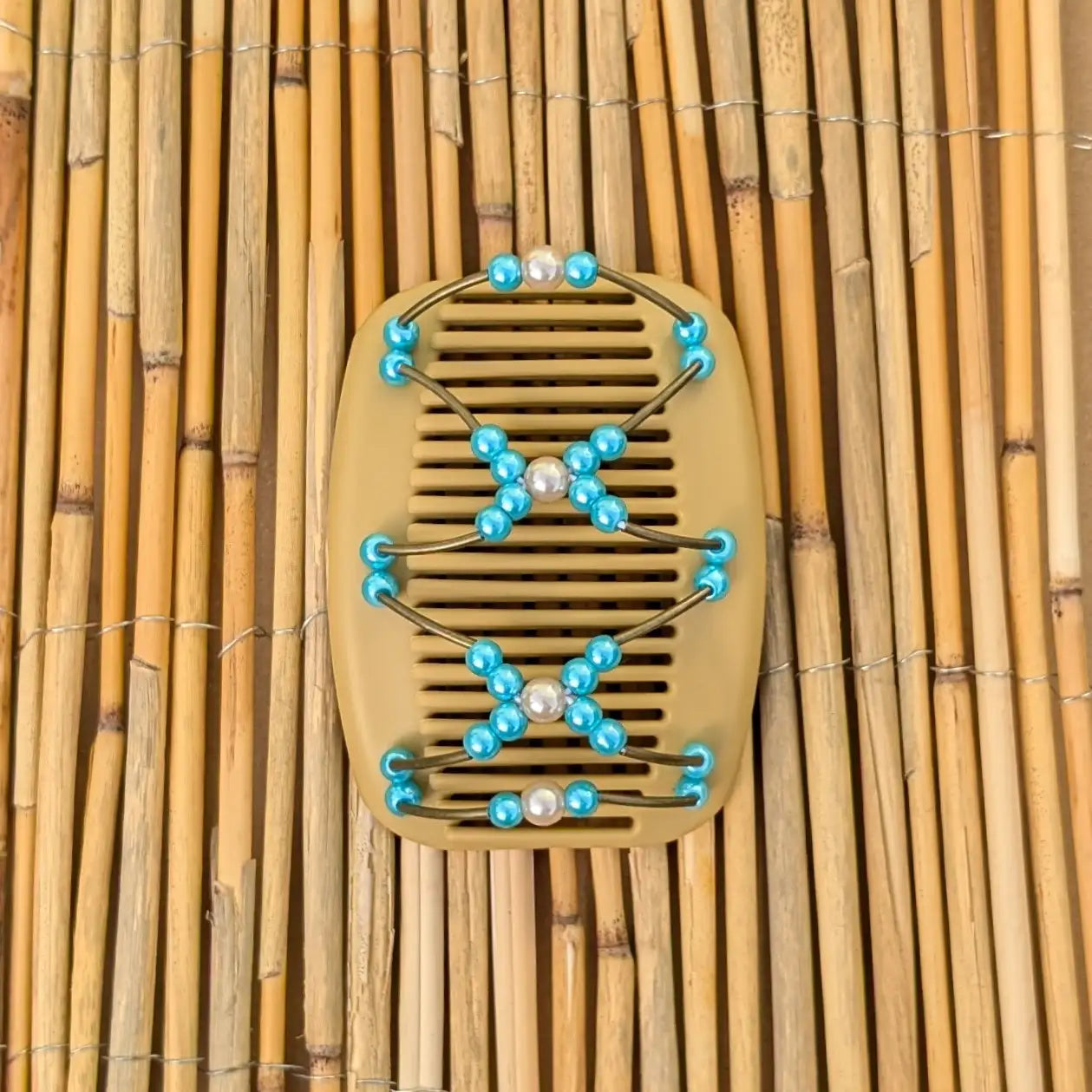 Beiger African Butterfly Haarkamm mit türkis und pfirsichfarbene Kunstperlen mit feinen Metallstäben - flexibler Haarschmuck für Hochsteckfrisuren.