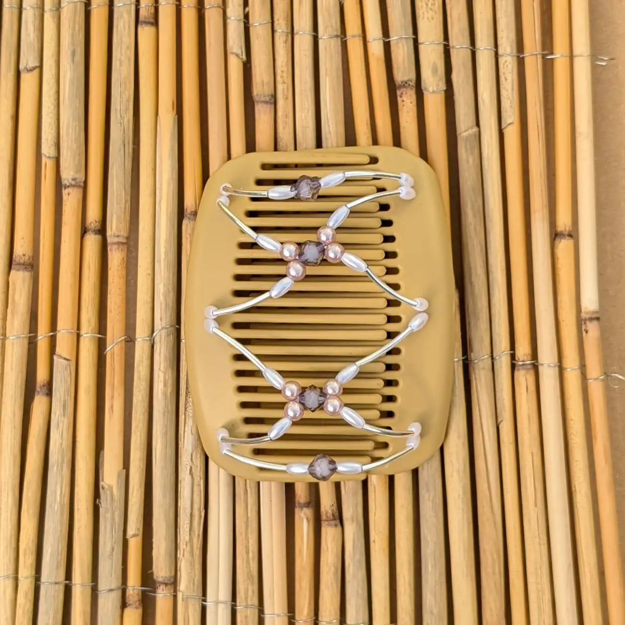 Beiger African Butterfly Haarkamm mit perlmutt und pfirsichfarbene Kunstperlen mit feinen Metallstäben - flexibler Haarschmuck für Hochsteckfrisuren.