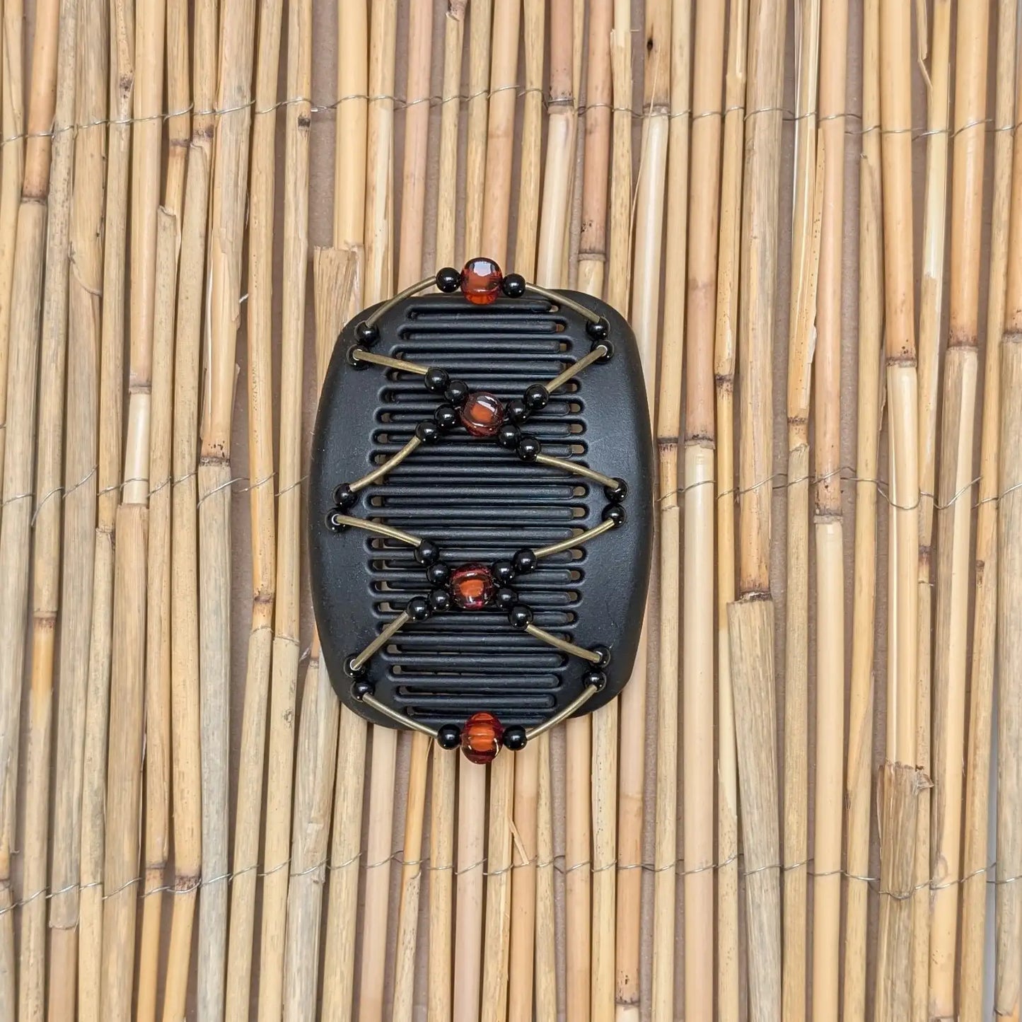 Schwarzer African Butterfly Haarkamm mit schwarzen und braunen Kunstperlen mit feinen Metallstäben - flexibler Haarschmuck für Hochsteckfrisuren.