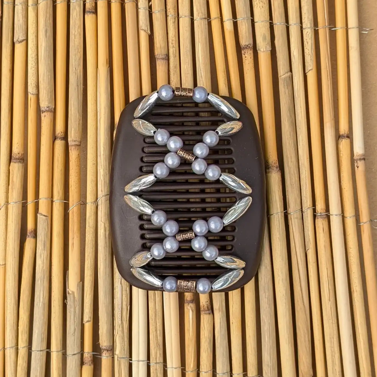 African Butterfly "Dalena" mit silber-grauen Kunstperlen braun