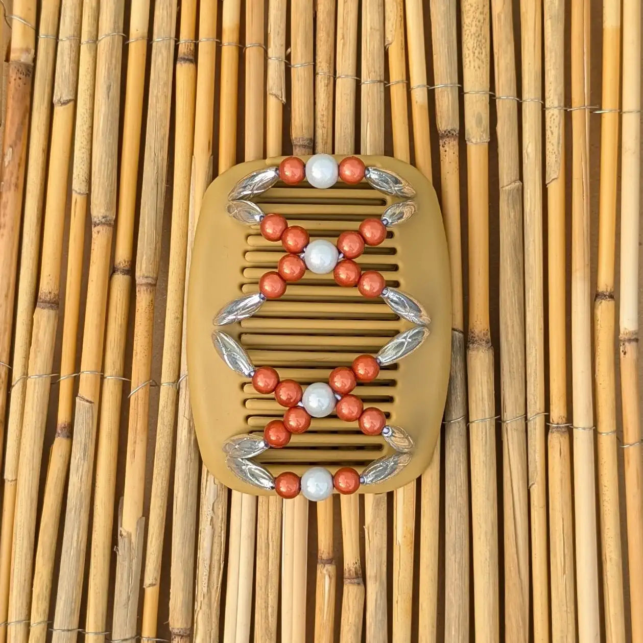 African Butterfly "Dalena" mit silber-orangenen Kunstperlen beige