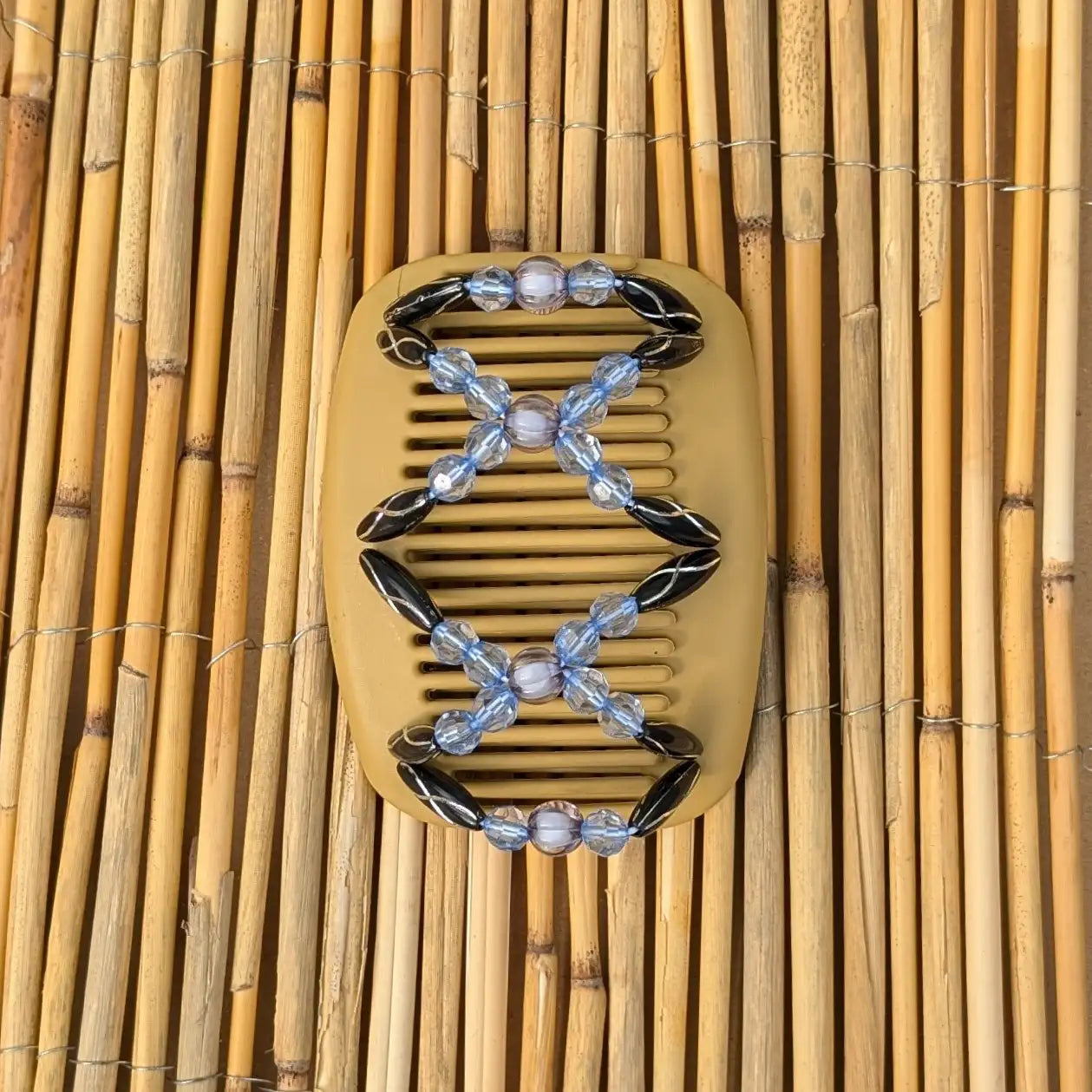 African Butterfly "Dalena" mit schwarz-hellblauen Kunstperlen beige