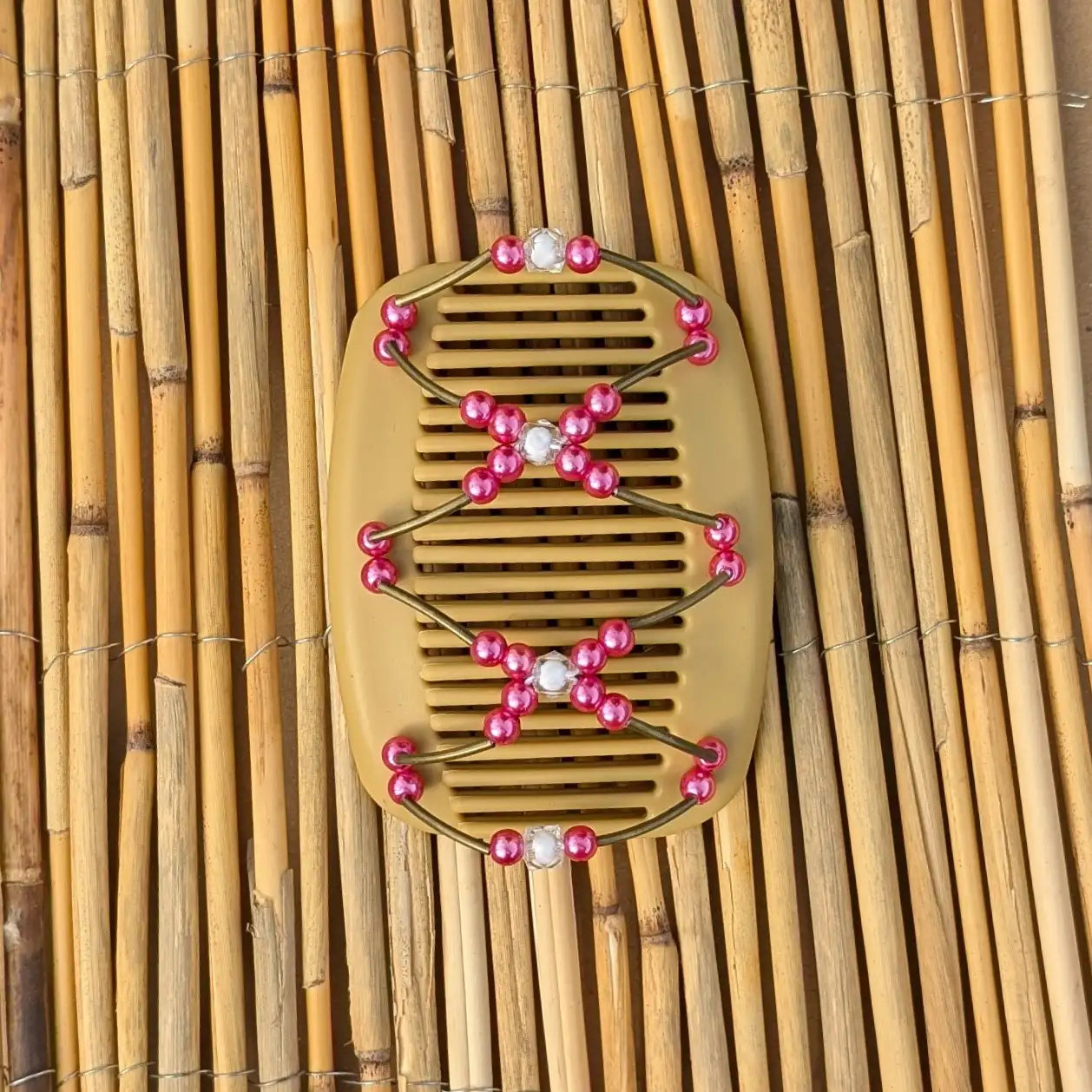 Beiger African Butterfly Haarkamm mit fuchsia und klaren Kunstperlen mit feinen Metallstäben - flexibler Haarschmuck für Hochsteckfrisuren.
