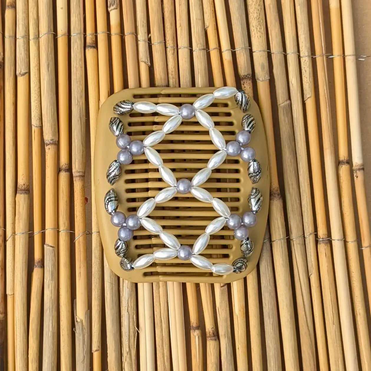 African Butterfly "Ndalena" mit silber-weißen Kunstperlen beige