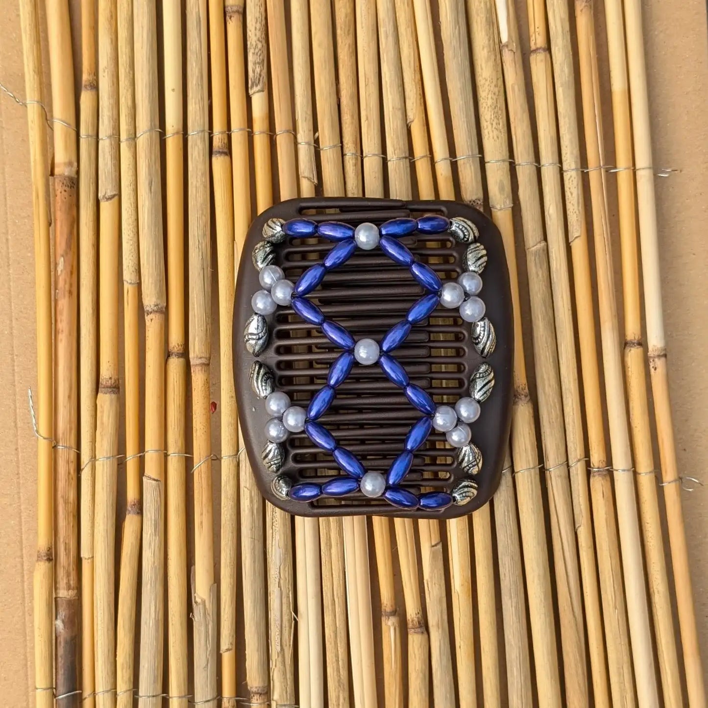 African Butterfly "Ndalena" mit silber-blauen Kunstperlen braun