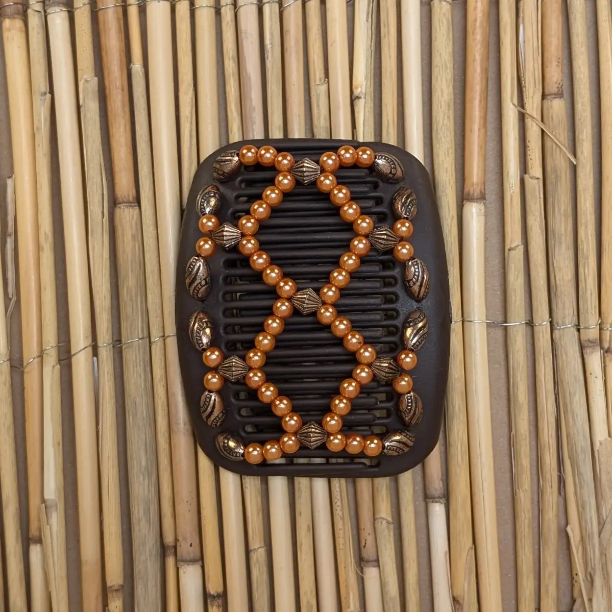 African Butterfly "Ndalena" mit kupfer-orangenen Kunstperlen braun