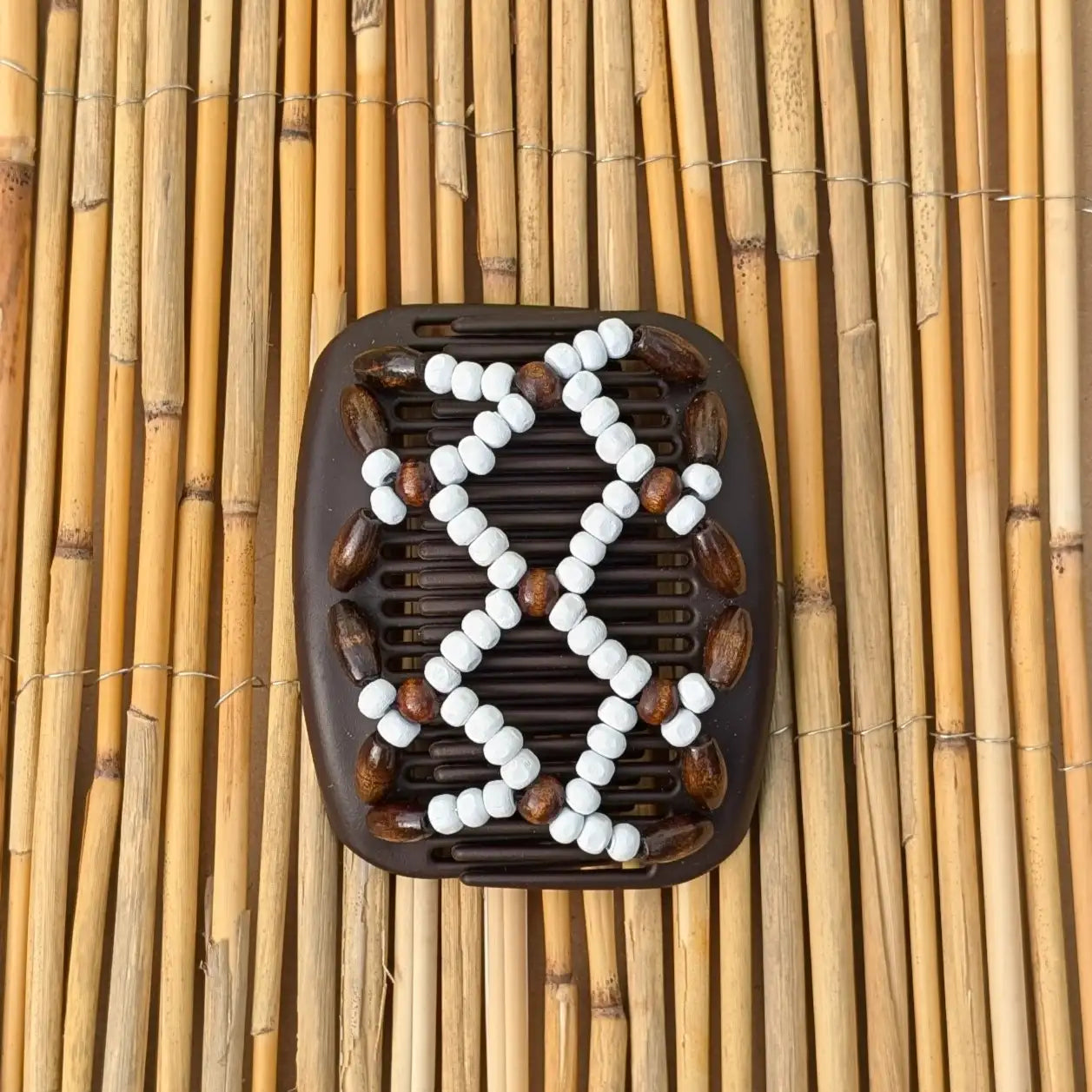 African Butterfly "Ndbele" mit dunkelbraune-weiße Holzperlen braun