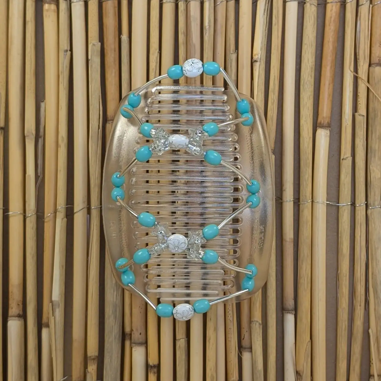 Durchsichtiger African Butterfly Haarkamm mit türkis, klaren und weißen Kunstperlen mit feinen Metallstäben - flexibler Haarschmuck für Hochsteckfrisuren.